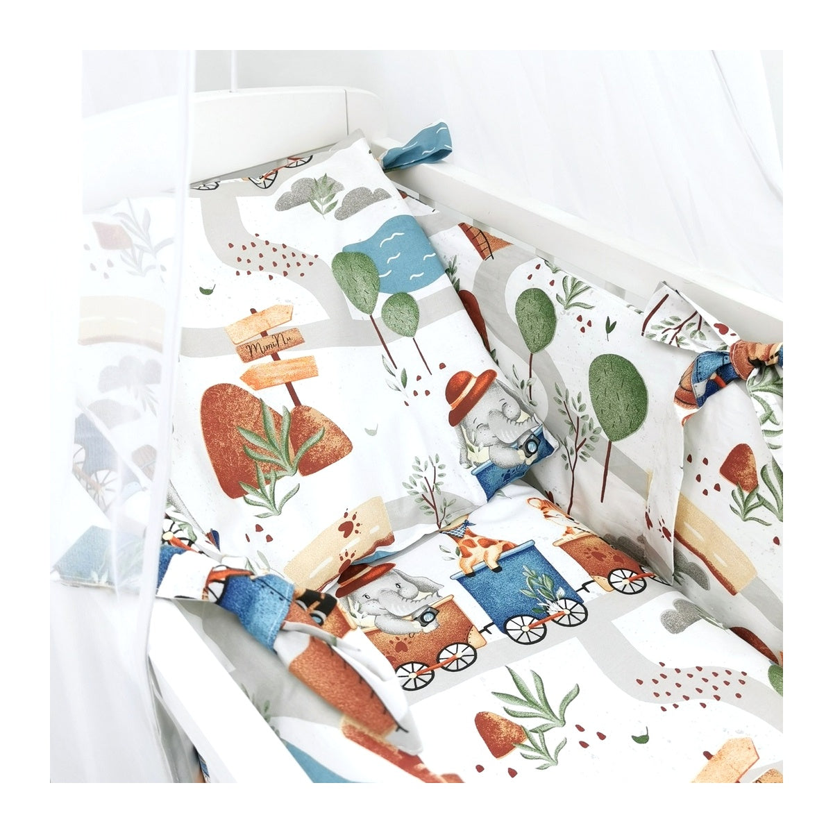 Babybett Garnitur mit Tiermotiven und Eisenbahn Stickerei