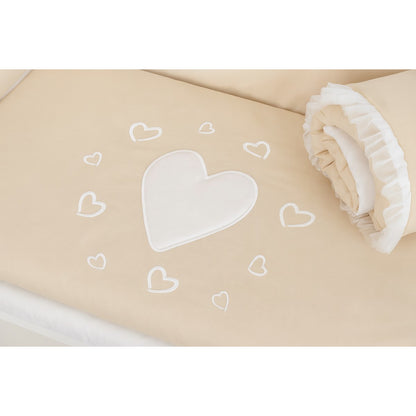 Beiges Baby Beistellbett mit Herzmotiv neben Elternbett – sicher und höhenverstellbar