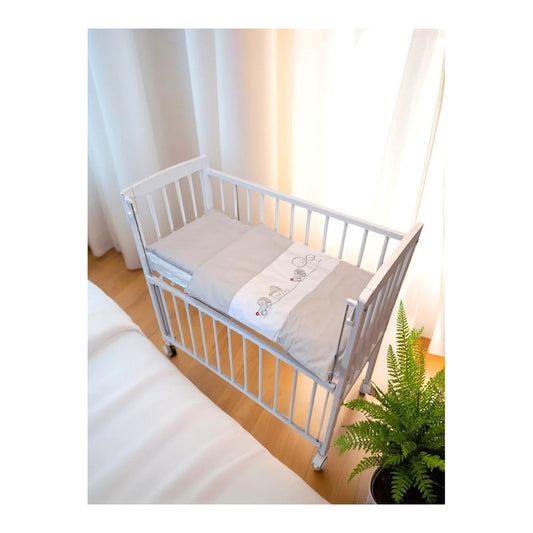 Elegantes weißes Beistellbett 40x90 mit grauer Bettwäsche und liebevoll gestickten Auto-Motiven – Komfort und Stil für Ihr Babyzimme