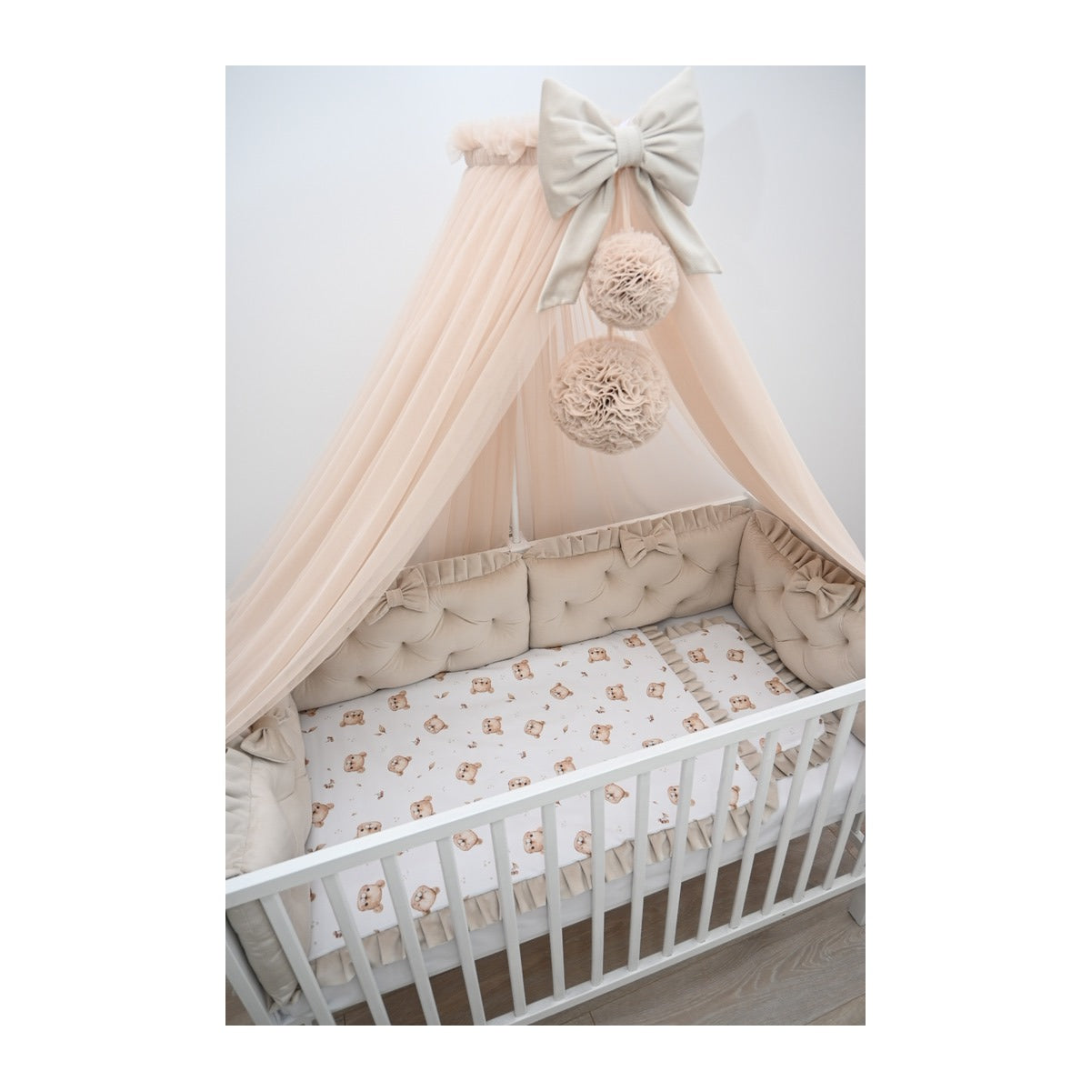 Hochwertiges Babybett 60x120 in Beige mit Matratze und Nestchen