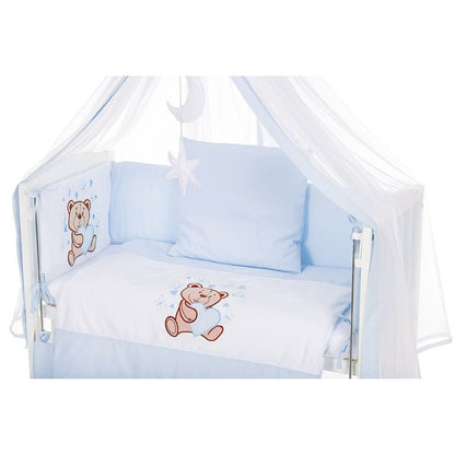 Himmelbett mit blauer Babybettwäsche und besticktem Teddybär – Beistellbett mit Baldachin für Babys