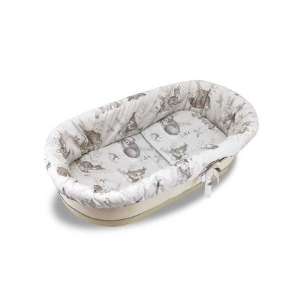 Kinderwagen mit naturinspiriertem Muster in Beige und Weiß