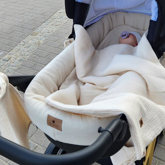 Baby im Kinderwagen mit beigem Musselin Set aus Baumwolle – weich und atmungsaktiv für Neugeborene