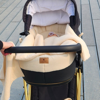 Baby im Kinderwagen beim Spaziergang mit beigem Musselin Set aus Baumwolle – komfortabel und weich