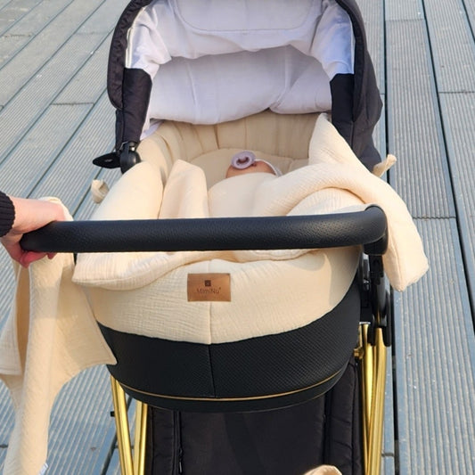 Baby im Kinderwagen beim Spaziergang mit beigem Musselin Set aus Baumwolle – komfortabel und weich