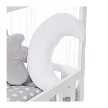 Weißes Minky-Mondkissen im Babybett als Deko – kuscheliges Kinderkissen