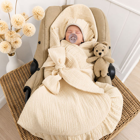 Musselin Einschlagdecke mit Rüschen für Babyschale in Beige
