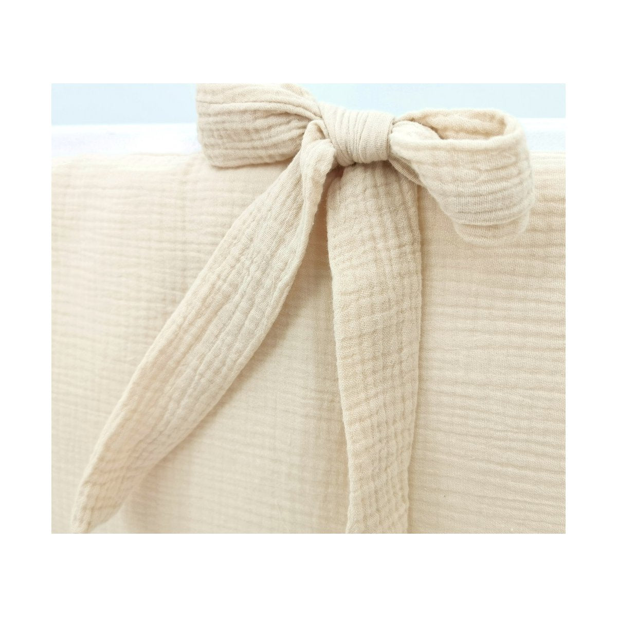 Detail Musselin Nestchen Beige mit dekorativer Schleife fuer Babybett