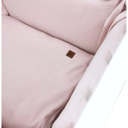 Nestchen Sweater Soft Rosa mit Kissen und Bettdecke im Babybett
