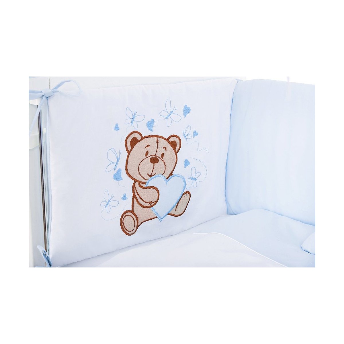 nestchen-teddybär-in-blau-bestickt-babyhafen.de