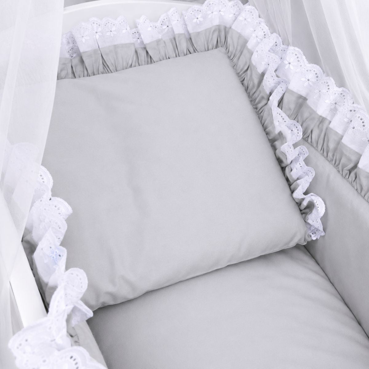 Detailansicht der Royal Grau Bettwäsche mit Kissen, Spitze und Nestchen im 3in1 Bett