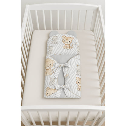 Baby Einschlagdecke Safari grau mit niedlichen Tiermotiven im Sitz