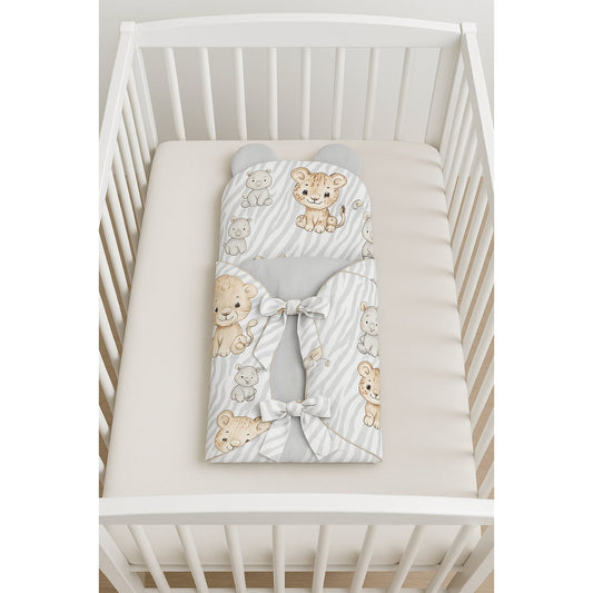 Baby Einschlagdecke Safari grau mit niedlichen Tiermotiven im Sitz