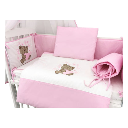 Kinderbett in Weiß mit rosa Nestchen und Teddybär